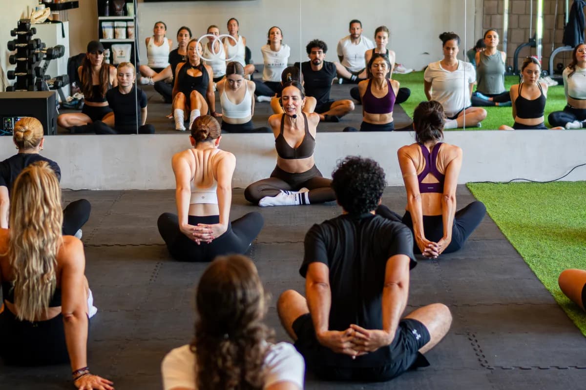 Sala llena sentada en círculo durante la clase de lanzamiento de Origen