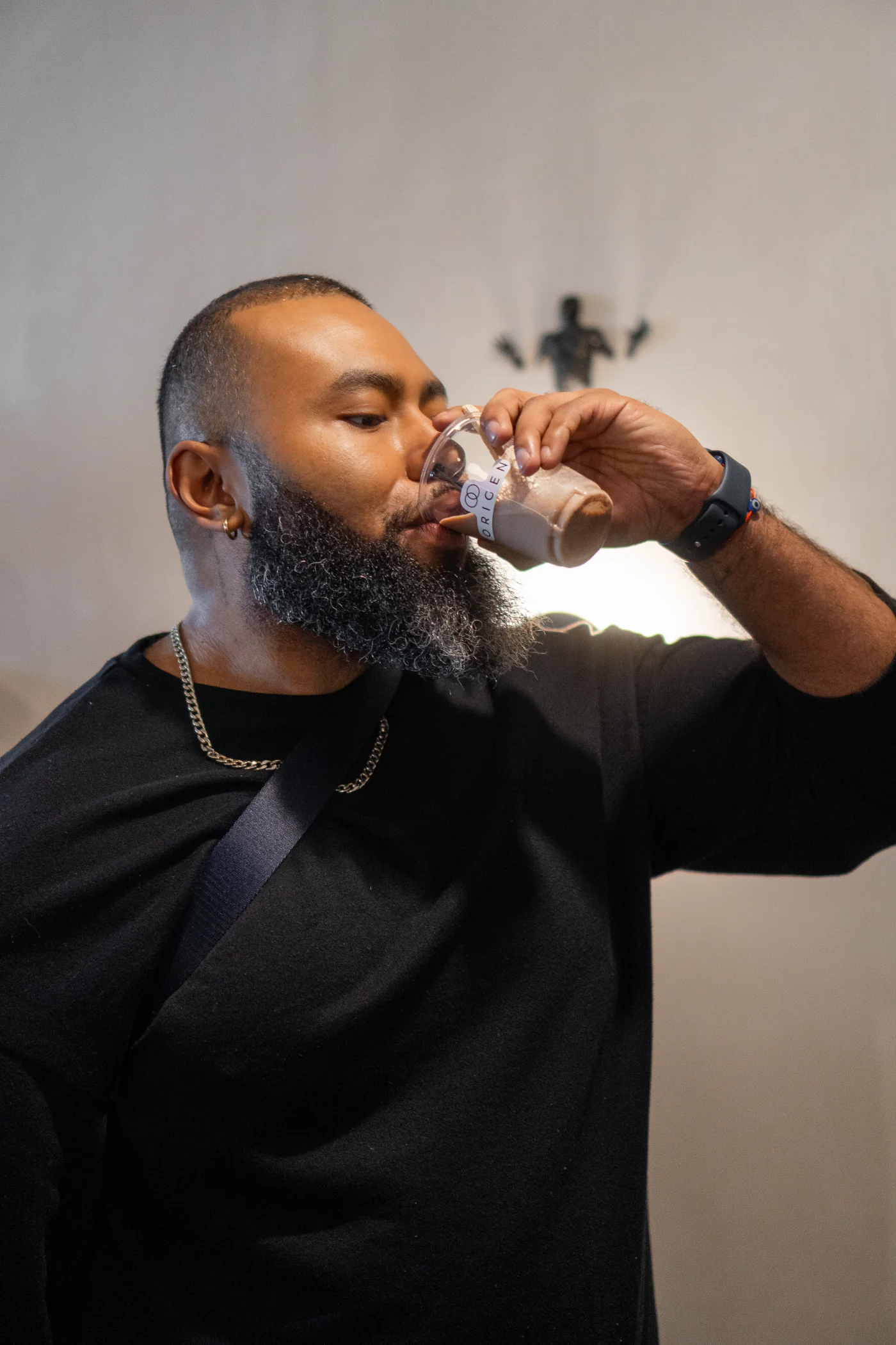 Hombre bebiendo proteína ORIGEN